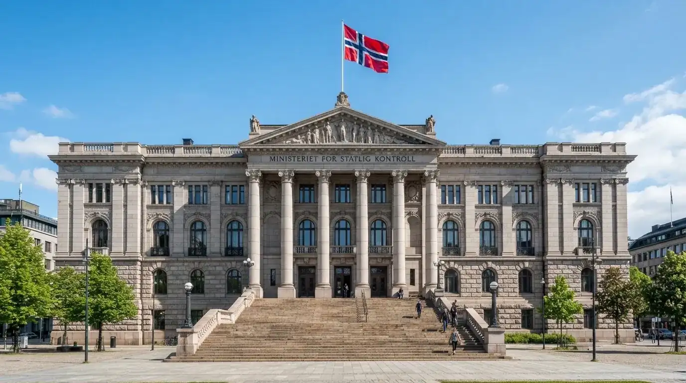 Fasade av en stor offentlig bygning i Oslo med brede trapper og et norsk flagg i vinden under klar himmel